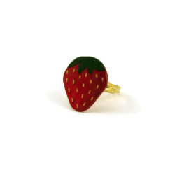 Bague en forme de petite fraise