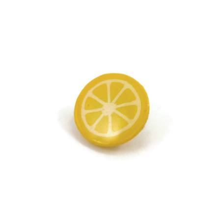 Pin's en forme de rondelle de citron jaune