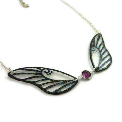 Collier en forme de fée avec ailes transparentes et noires pailletées, et cristal de Swarovski violet