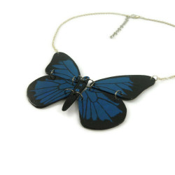 Collier en forme de papillon de type "Papilio Ulysses" bleu marine et noir