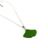 Collier avec pendentif en forme de feuille de ginkgo verte