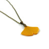 Collier avec pendentif en forme de feuille de ginkgo jaune