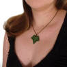 Collier avec pendentif en forme de feuille de lierre verte