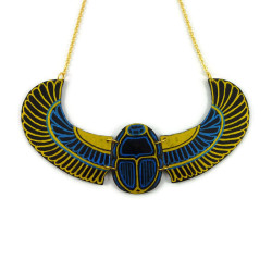 Collier plastron en forme de scarabée sacré ailé égyptien noir, bleu métallisé et doré