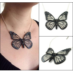 Collier féérique en forme de gros papillon Monarque transparent et noir à paillettes