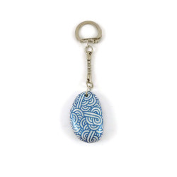 Porte-clé petit galet peint aux volutes bleues roi métallisées sur fond blanc