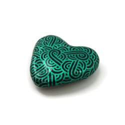 Magnet réalisé avec un faux galet en forme de cœur peint noir aux volutes vertes émeraude métallisées