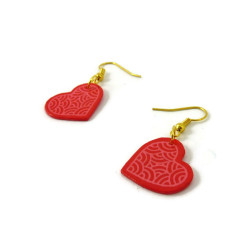 Boucles d'oreilles pendantes en forme de cœurs roses framboise aux volutes roses claires fixés de biais