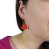 Boucles d'oreilles pendantes en forme de cœurs roses framboise aux volutes roses claires fixés de biais