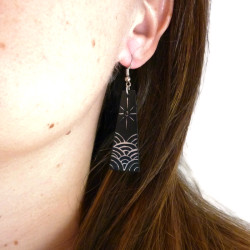 Boucles d'oreilles en forme de trapèzes noirs avec vagues et soleil irisés