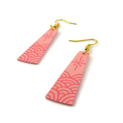 Boucles d'oreilles en forme de trapèzes roses poudrés avec vagues et soleil roses bonbon