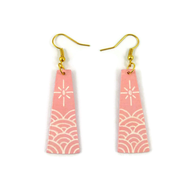 Boucles d'oreilles pendantes en forme de trapèzes roses poudrés avec vagues et soleil blancs