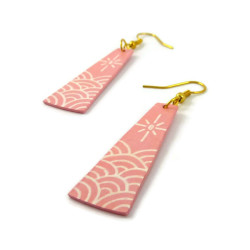 Boucles d'oreilles pendantes en forme de trapèzes roses poudrés avec vagues et soleil blancs