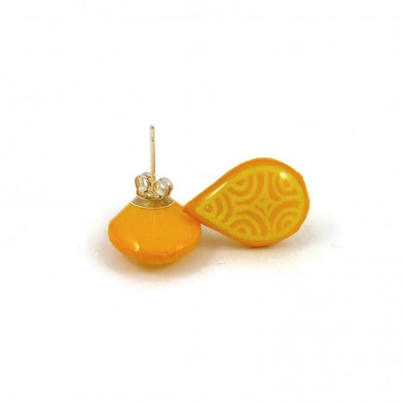 Yellow droplets ear chips with light yellow doodles