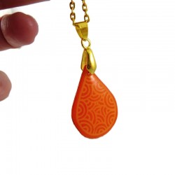 Collier avec pendentif en forme de goutte orange aux volutes oranges pastels
