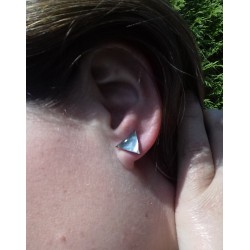 Small iridescent triangles ear studs