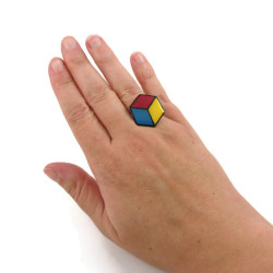 Hexagonal ring in the colors of pansexuality (pink, blue and yellow)