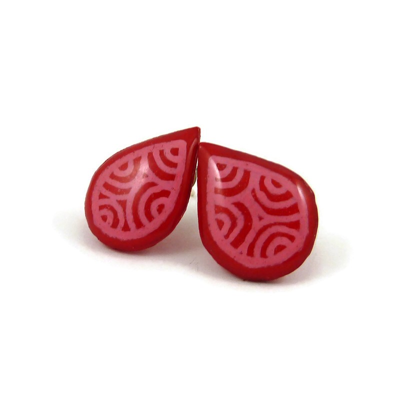 Red droplets ear chips with pink doodles made with hand-painted recycled CD by Savousépate