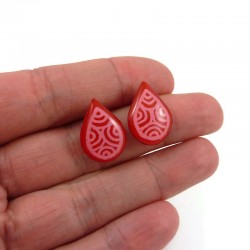 Puces d'oreilles en forme de gouttelettes rouges aux volutes roses, réalisées en CD recyclé et peintes à la main par Savousépate