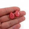 Puces d'oreilles en forme de gouttelettes rouges aux volutes roses, réalisées en CD recyclé et peintes à la main par Savousépate
