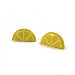 Clous d'oreilles en forme de demies-rondelles de citron jaune, réalisés en CD recyclé et peints à la main par Savousépate