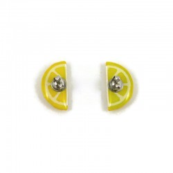 Clous d'oreilles en forme de demies-rondelles de citron jaune, réalisés en CD recyclé et peints à la main par Savousépate