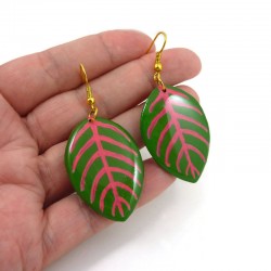 Green and neon pink fittonia leaves dangle earrings made with hand-painted recycled CD by Savousépate
