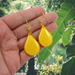 Boucles d'oreilles en forme de gouttes jaunes aux volutes jaunes pastel