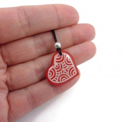 Bijou de sac en forme de cœur rouge aux volutes blanches, réalisé en CD recyclé peint à la main par Savousépate