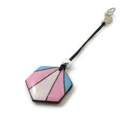 Bijou de sac hexagonal aux couleurs de la fierté transgenre (bleu ciel, rose et blanc)