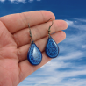Boucles d'oreilles en forme de gouttelettes bleues marine aux volutes bleues ciel