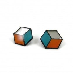 Puces d'oreilles hexagonales irisées, oranges et bleues turquoises, réalisées en CD recyclé et peintes à la main par Savousépate