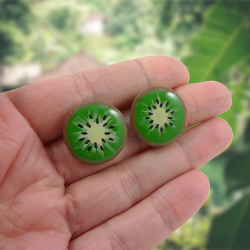 Puces d'oreilles en forme de rondelles de kiwi, réalisées en CD recyclé et peintes à la main par Savousépate