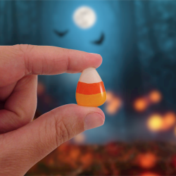 Pin's éco-responsable en forme de bonbon d'Halloween "candy corn"