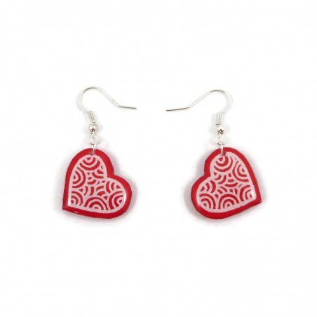 Boucles d'oreilles en forme de cœurs rouges aux volutes blanches, fixés en biais