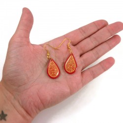Boucles d'oreilles en forme de petites gouttes rouges aux volutes jaunes, réalisées en CD recyclé et peintes à la main
