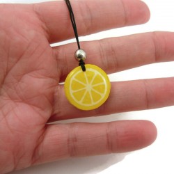 Charm en forme de rondelle de citron jaune, réalisé en CD recyclé peint à la main par Savousépate