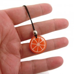 Charm en forme de rondelle d'orange, réalisé en CD recyclé peint à la main par Savousépate