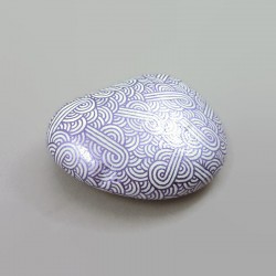 Galet peint aux volutes violettes métallisées sur fond blanc