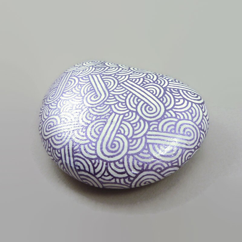 Magnet faux galet en forme de coeur peint blanc aux volutes bleues  métallisées