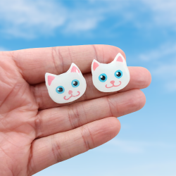 Puces d'oreilles éco-responsables en forme de têtes de chats blancs