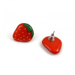 Clous d'oreilles en forme de petites fraises rouges