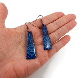 Boucles d'oreilles pendantes en forme de trapèzes bleus marine avec vagues et soleil bleus ciel