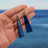 Boucles d'oreilles pendantes en forme de trapèzes bleus marine avec vagues et soleil bleus ciel