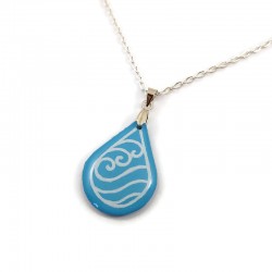 Collier avec pendentif en forme de goutte représentant le symbole de la tribu de l'eau dans "Avatar, le dernier maître de l'air"