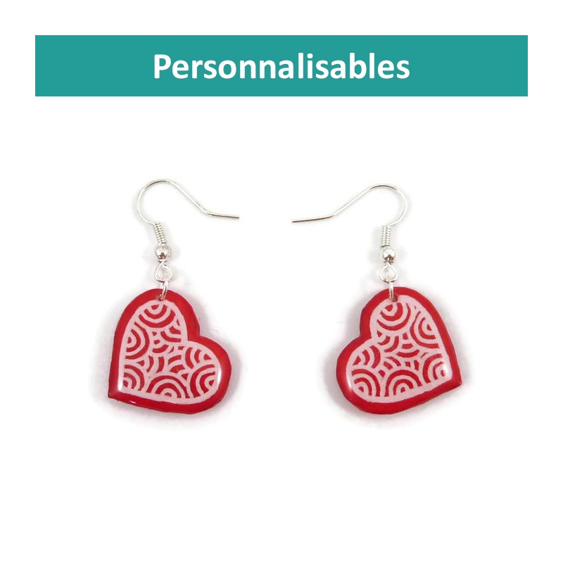Boucles d'oreilles pendantes en forme de cœurs fixés de biais, personnalisables dans la couleur de votre choix