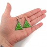 Boucles d'oreilles éco-responsables en forme de triangles représentant le symbole de la Terre dans Avatar