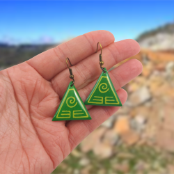 Boucles d'oreilles éco-responsables en forme de triangles représentant le symbole de la Terre dans Avatar