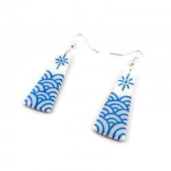 Boucles d'oreilles en forme de trapèzes blancs avec vagues et soleil bleus métallisés