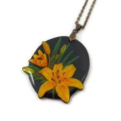 Collier avec médaillon aux fleurs de lys personnalisable